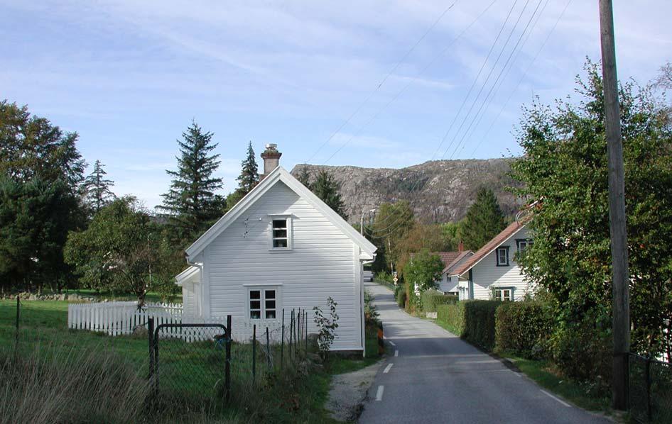 Ved Imsavika, rett oppfor naustene, er det en liten samling eldre hus langs vegen. I huset til høyre var det en tid meieri og krambod.