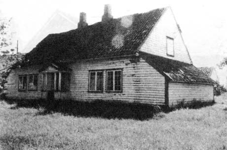 GAMLE HUS DA OG NÅ 1102-020-026. Våningshuset på Stangeland var ute av bruk ved registreringen i 1982. Det var omkranset av boligfelt og ble revet etter få år.