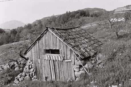 driftsbygning i inn- og utmark, murt sammen med et steingjerde, er 1956.