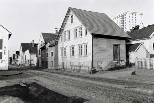 GAMLE HUS DA OG NÅ 1102-001-034 m.fl. Fasadene fra Strandgata 54 og sørover viser endringer som har "gått hver sin veg".