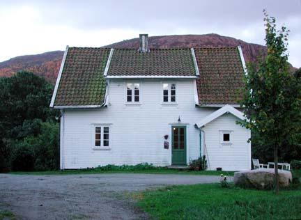 Ved SEFRAK-registreringen hadde mange bolighus allerede fått utbygg mot gårdsplassen, gjerne med vindfang