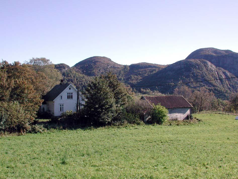 GAMLE HUS DA OG NÅ 1102-029-032.