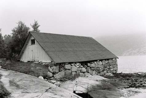 GAMLE HUS DA OG NÅ 1102-031-088. Det store notlagsnaustet på Hølenest ble bygd i felleskap av flere fiskerbønder.