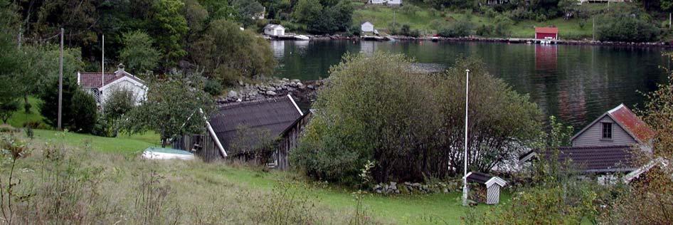 Hovedsete for gårdsbebyggelesen på Selvik ligger høyt i lia, nede ved sjøen ved Selvikvågen lå husmannsplassene.