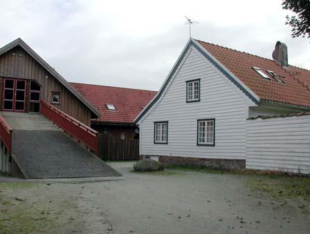 kondisjonerte". Husene på Åse var opprinnelig gamle, men tunet fikk sin utforming da banksjefen i Høyland sparebank hadde det.
