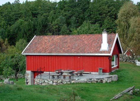 Hovedbygningen er et klassisistisk jærhus med rester av svol og "Sandnes-portal" over gatedøra. 1102-034-105. Driftsbygning Store Ådnøy.