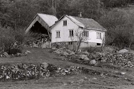 6 KONSEKVENSER OG TENDENSER 1102-033-024. Myrland var en av husmannsplassene under Store Auglend i Høylands fjellbygd. Ved registreingen var plassen ubebodd, men det var planer om å pusse opp.