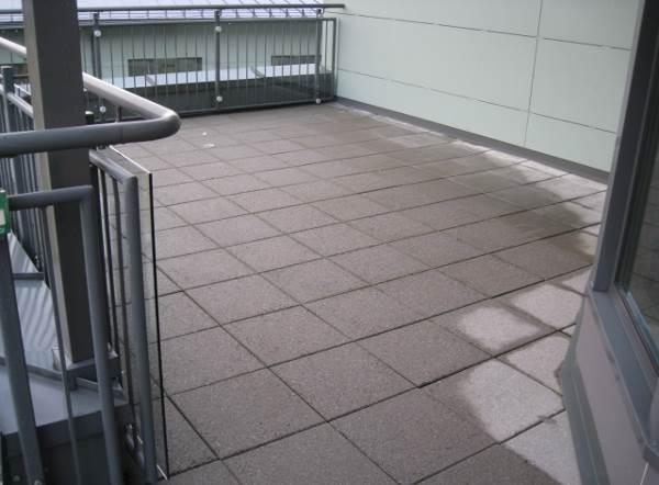 Takterrassene har betongheller. Bilde nr. 2.