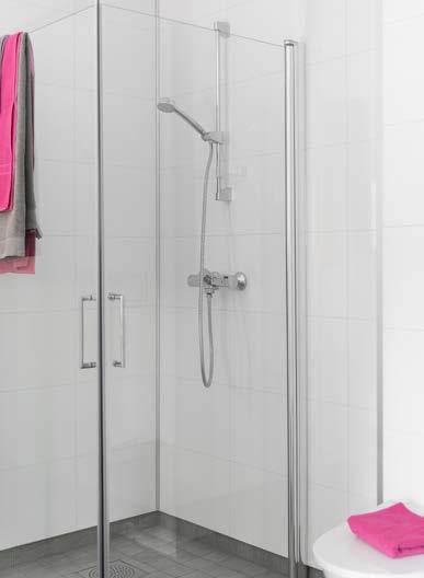 flere farger å velge mellom som standard Baderomsinnredning fra HTH Vegghengt toalett og dusjvegg på et bad Trapp med
