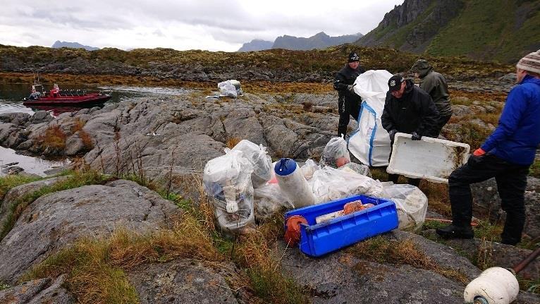 Antall presenninger/ plastduker har økt siden 2017, og Vestvågøy har den største andelen av denne typen avfall med nesten 70%.