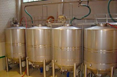 Fermentación alcohólica A pasta obtida da estruxadora é transportada mediante bombas de vendima ata os depósitos de fermentación, onde se produce a fermentación alcohólica, mediante a cal os azucres