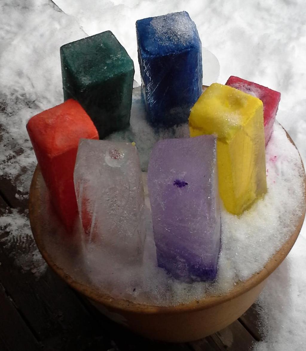 Studentbarnavisa Nr 3. 2018/2019 Vinter: Me fryser vatn til is i forskjellige fargar dersom det vert kaldt nok ute.