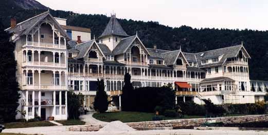 Andre kunstformer 28 Kviknes Hotel i Balestrand er teikna av Franz Wilhelm Schiertz i ei blanding av sveitserog drakestil Arkitektur I arkitekturen stod drakestilen og sveitserstilen sterkt.