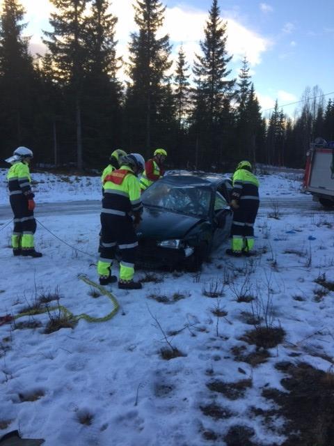 Resurser snar tilbakemelding til AMK om flere resurser. Ambulansen fra Hattfjelldal med lege er på plass. Brann er på Plass. Grane Ambulanse kommer etter 20 minutter.