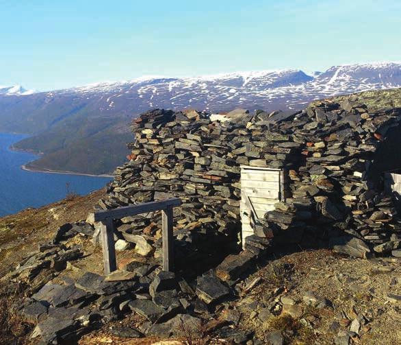 Veien er et krigsminne, med en formidabel utsikt over Lyngenfjorden. Selv om du ikke når toppen er turen fantastisk, og perfekt for å se midnattssol.