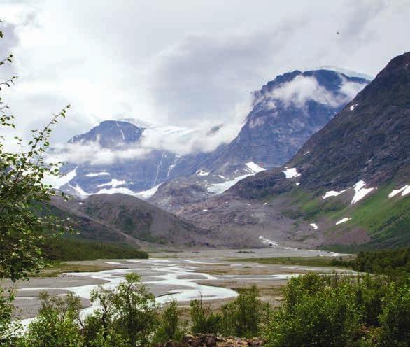 Lyngsdalen/Vuošvággi er inngangsporten til de høyeste fjellpartiene i Lyngsalpene, og det høyeste fjellet i Troms, Jiehkkevárri - 1834 moh.