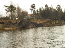 Ut for å hente opplysninger -Finne Stoff- Onsdag 11. april dro vi med minibuss til Østre Otteid. Vi tok med kamera og tok mange bilder av restene av Kjerraten. Torsdag 19.