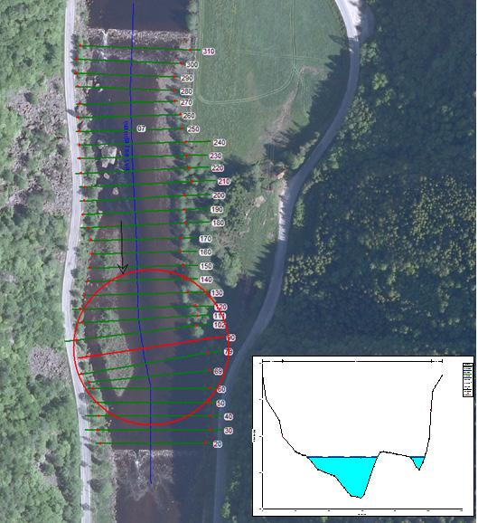 Figur 6. Tverrsnittsinndeling for den hydrauliske modellen på strekning 7. Nederst til høyre vises et tilfeldig tverrsnitt (sett nedover), med referanse til den innsirklete røde linjen i kartet.