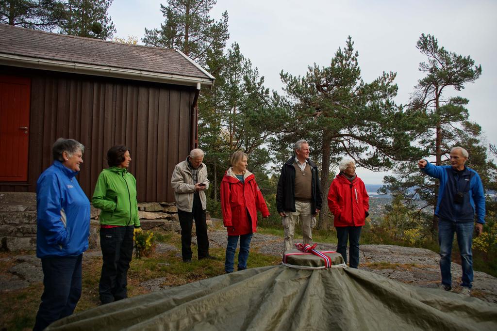 Utebord og benker avduka på Nordfjordhytta 6. oktober ALLE FOTO: Alv Reidar Dale Storhending på Nordfjordhytta fyrste helga i oktober.