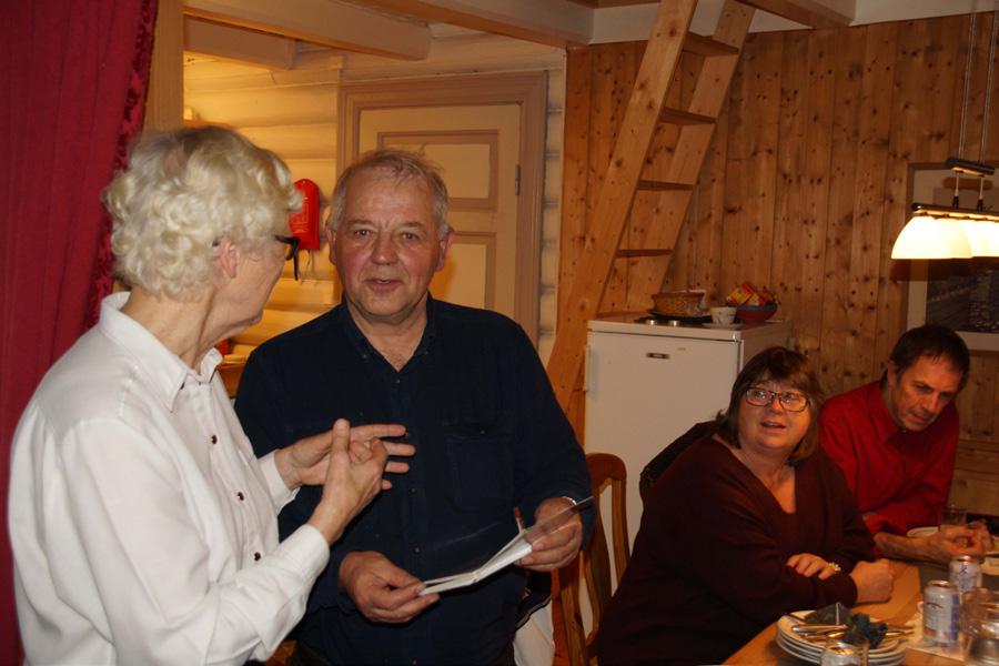 Han og hytta fekk også ei bok om Lillomarka, skriven og signert av ein markakjennar, Helge Haakenstad.