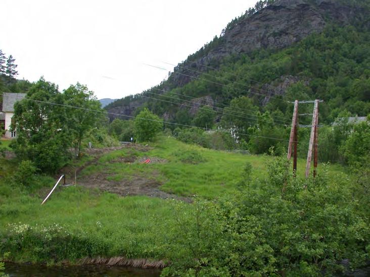 Innberetning om funn av førhistoriske anlegg på Kollanes gnr 117 bnr 4, Nedre Vassenden Granvin Herad. I samband med arbeid i Kvam vart det på vegen gjort ei synfaring av gravearbeid på Kollanes.