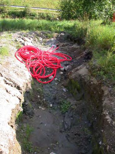 Anlegg/strukturar type innhald/form/informasjon 1 kokegrop trekol og eldskåren stein 2 kokegrop 2 meter tvm 3 nedgraving difus/uviss 4 kokegrop stein trekol 5 kokegrop ligg i nordre profil 6