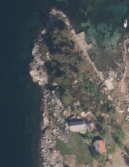 Rådmannen meiner at med det stadig auka fokuset som er på strandsoneverdiane, så kan han ikkje rå til noko utbygging av brygge på det omsøkte området.