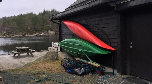 Det skal ikkje setjast opp gjerde eller andre stengsel langs kai mot sjø. Det er lov å markere for privat bruk på eigen grunn i bakkant av dei konsentrerte fritidsbustadane.