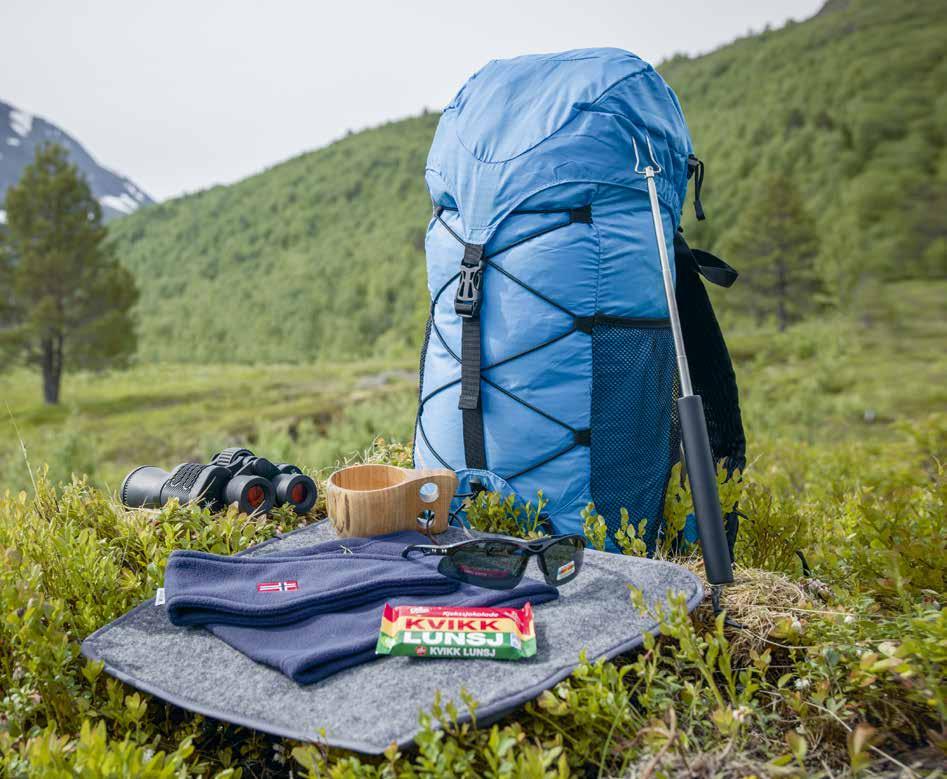 Produktnummer 4329 Snøhetta turpakke Sjokolade Kvikk Lunsj 47g Slazenger pannebånd og hals i fleece (solbrillene på bildet inngår ikke i løsningen) Minikokebok - Mat på tur Pakket i Snøhetta ryggsekk