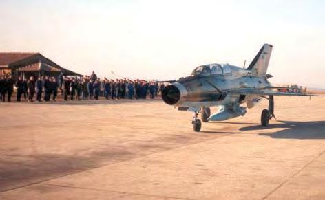 Decolarea unei forma]ii de MiG-21 LanceR a mângâiat orgoliul fotoreporterilor prezen]i, iar defilarea personalului unit`]ii, având pe fundal trecerea la vertical` a dou` forma]ii de aeronave de lupt`