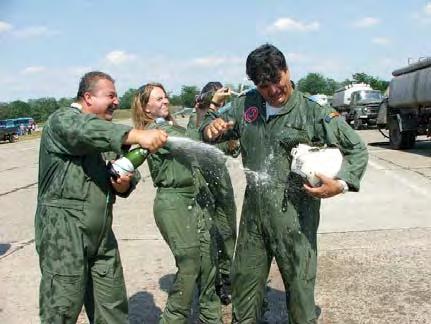 primul care a primit ok-ul instructorului pentru a zbura în simpl` comand`, anul acesta, avionul IAR-99 Standard. Pasiunea condamn` la performan]`, este deviza lui Florin.