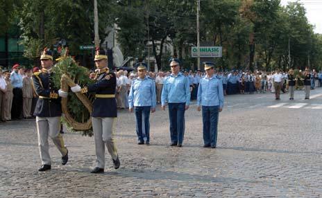 La un an dup` ce am s`rb`torit centenarul zborului lui Traian Vuia, putem afirma cu m#ndrie c` For]ele Aeriene au parcurs ace[ti ani de istorie privind \ntotdeauna \nainte cu \ncredere, rezolv#nd