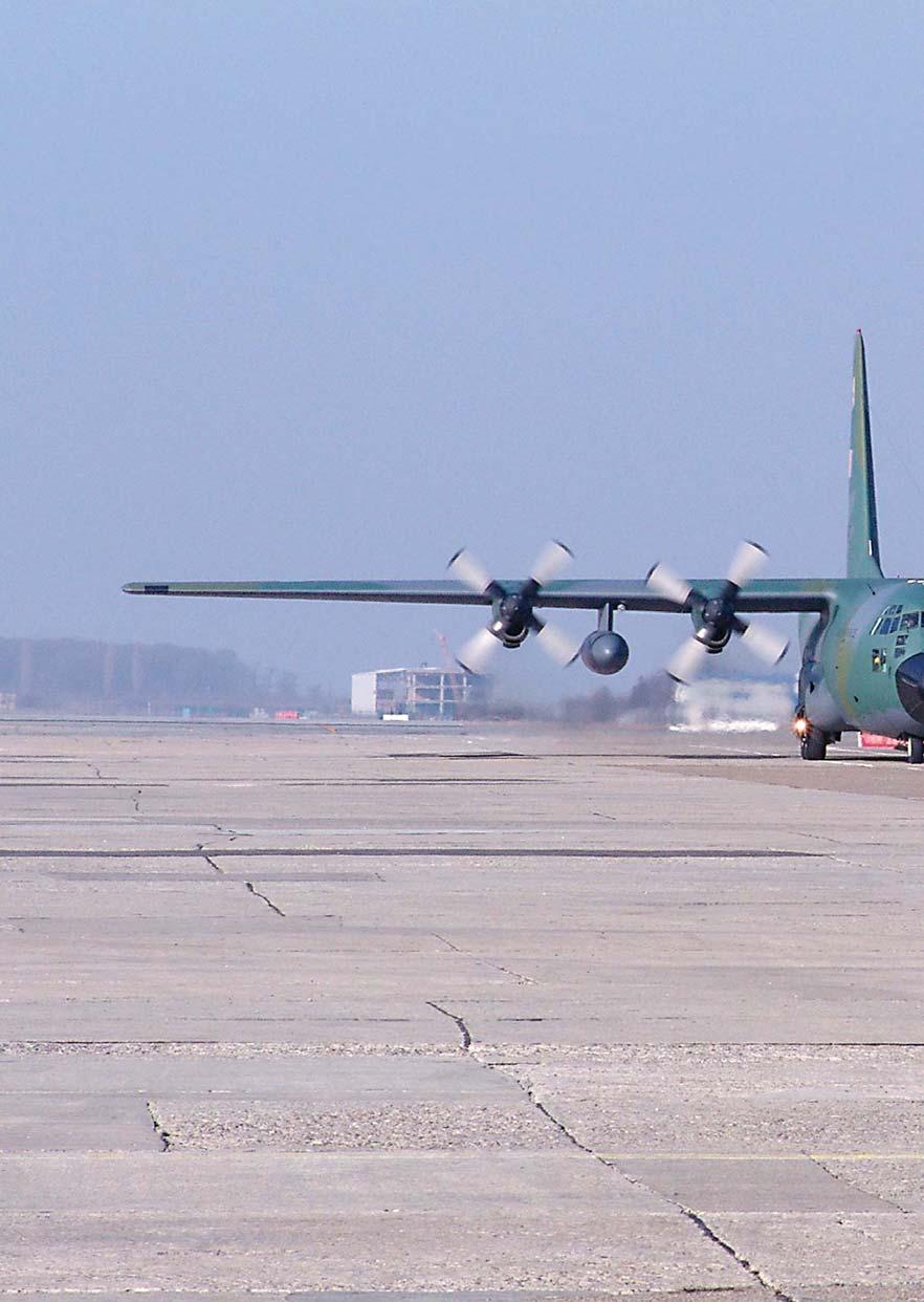 C-130H Doar c#teva avioane [i-au c#[tigat renumele de legendar. C-130, denumit Hercules Hercules dup` eroul mitologic recunoscut pentru for]a sa uria[`, este o realitate a lumii contemporane.