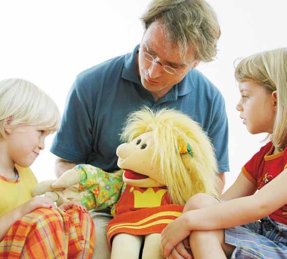 Vorarlberger KirchenBlatt 6. Februar 2014 Thema 7 zur sache Selber spielen lernen 15 Jahre dauert die Beziehung zwischen dem Theaterpädagogen Olaf Möller und seinen Puppen nun schon an.