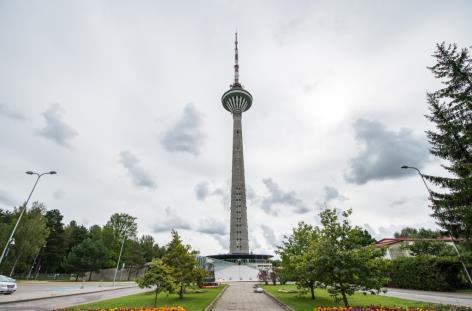 juli: Tallinn (F,L,M) Etter en god og rolig frokost tar vi utsjekk litt ut på formiddagen for dagens rundtur. Bussturen i Tallinn innledes med en tur forbi Tallinns sentrale park Kadriorg.