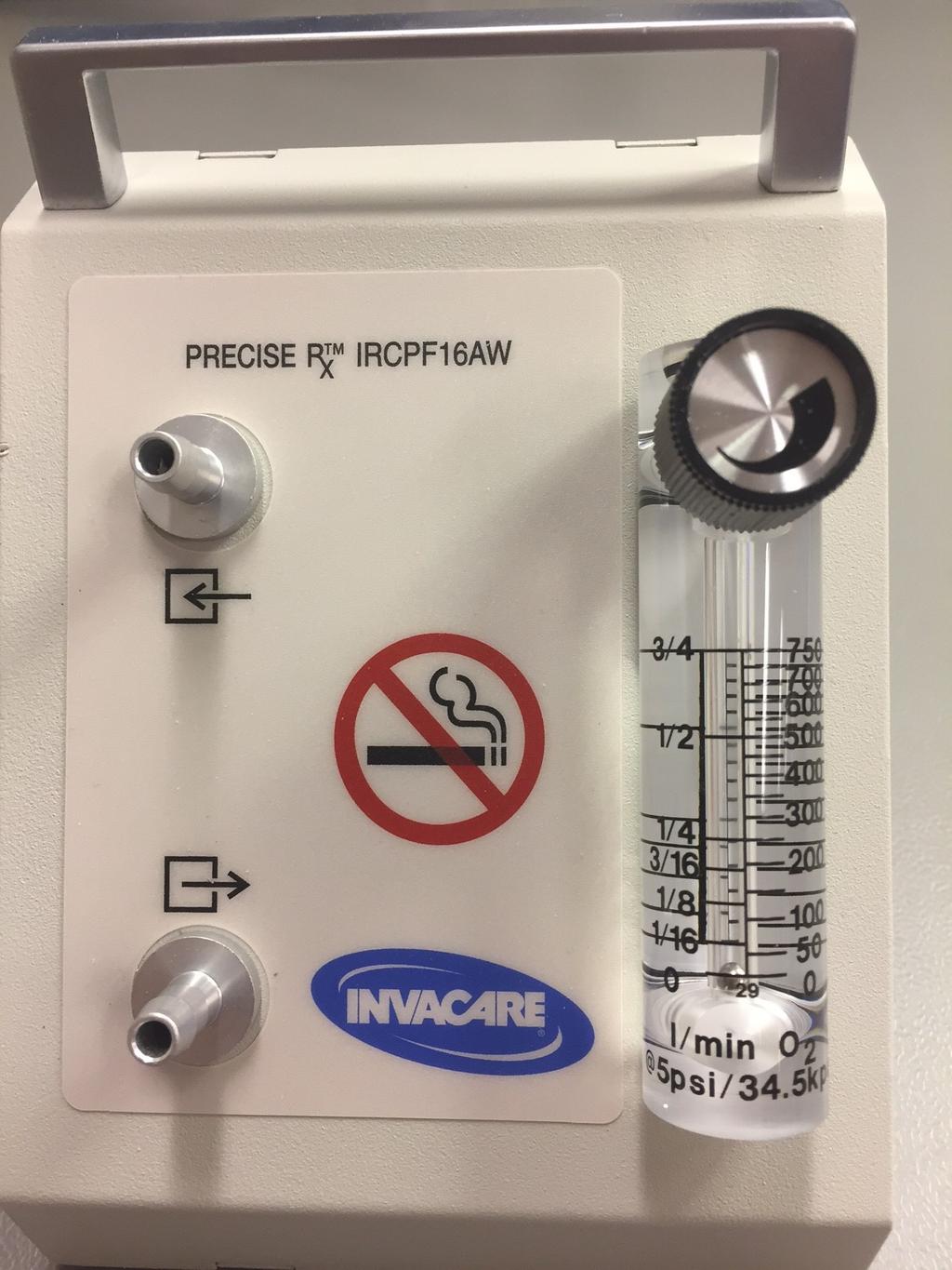 Mikroflowmeter Med mikroflowmeteret kan ein fininnstille oksygenflow frå 0-0.75 L/MIN KORLEIS KOBLE MIKROFLOWMETER TIL KONSENTRATOREN 1. Plasser det pedriatiske flowmeteret på eit bord. 2.