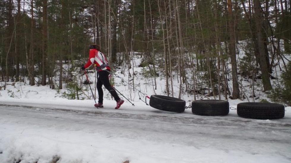 sponsorlogoer. Samtidig utfordrer jeg disse menneskene til å tenke gjennom hvilke mål og drømmer de har for livet. Jeg ønsker å inspirere dem til å gjennomføre egne eventyr, sier Furholt.