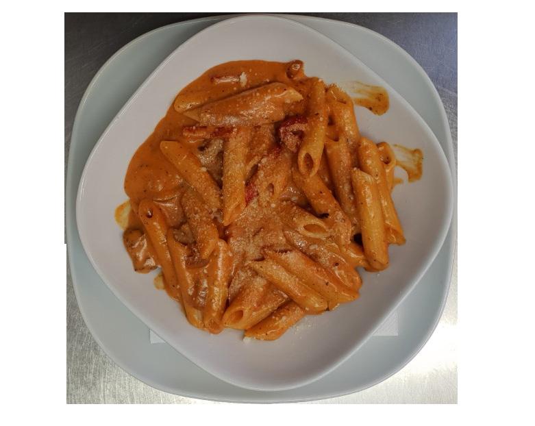 175,- PENNE RABIATA Makaroni med kjøtt, løk,