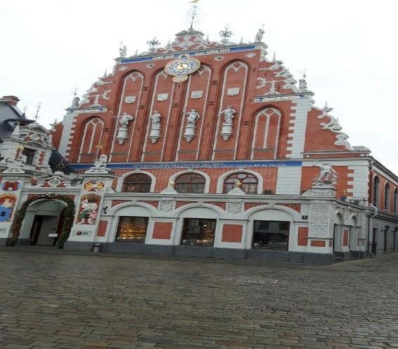 I tillegg til å vise oss rundt i sentrale Riga med sine julemarkeder og interessante bygninger, trakk hun inn kultur, politikk og religion.