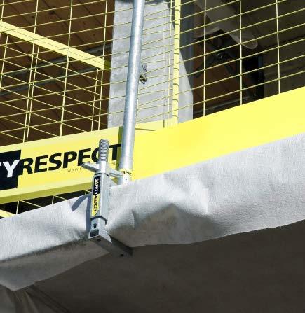 Deretter monteres Stolpe 1,3 m sammen med Rekkverksnett 2,6, alternativt Rekkverksnett 1,3 eller Rekkverksnett 1,95 for å anpasse fallsikringen etter balkongens mål.