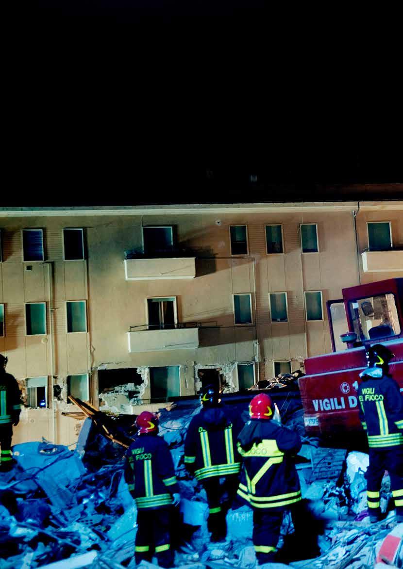 JORDSKJELV I ITALIA 2009: Jordskjelv i L'aquila, Abruzzoregionen i Italia. Redningsmannskaper på søk etter overlevende og døde.
