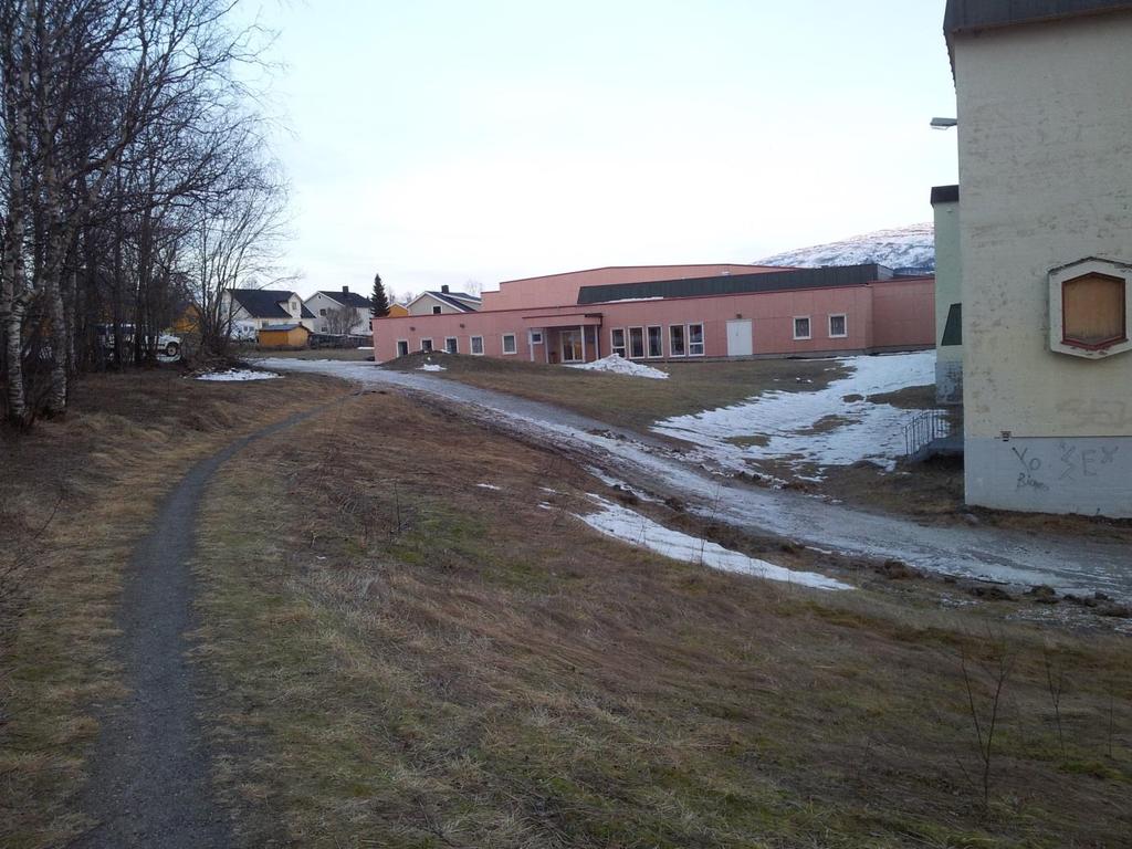 Sti mot Kirkeveien og svømmehall. Foto: Jan Ivar Karlsen, Fauske kommune, 29.01.2014 Statens vegvesen 20.12.