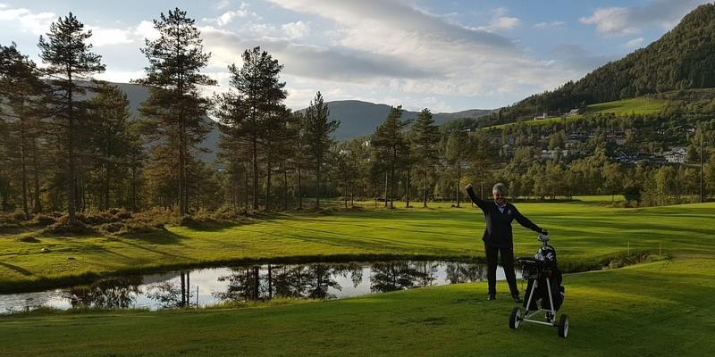 0 Glade golfdamer Dette var det tredje året denne gruppa var i gong og då reknar vi oss som godt etablerte i miljøet. Vi har ei kjerne på 4-6 damer som møter ganske regelmessig på onsdagskveldane.