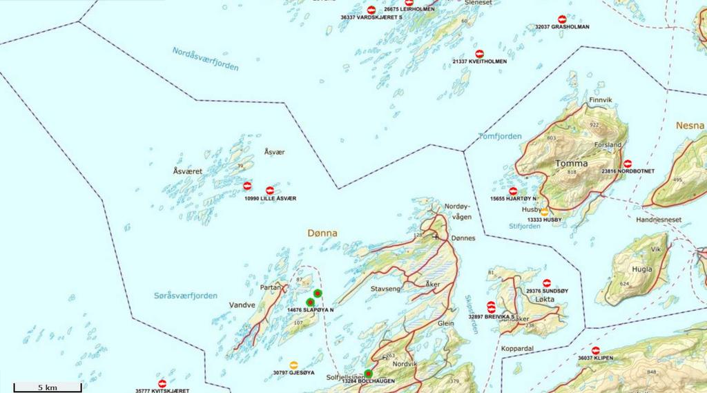 Figur 2: Oversiktskart med plasseringen av anlegget (rød firkant) i forhold til andre anlegg. Målestokk vises i venstre hjørne, kartkilde i 1: