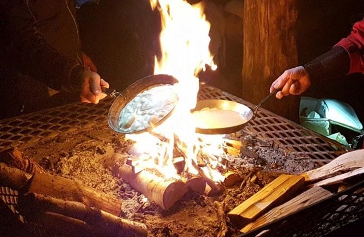 Mat på bål Bålmat er mye mer enn marsmallows og svidde grillpølser med frosne lomper. Sunn og god mat kan lett lages ute.