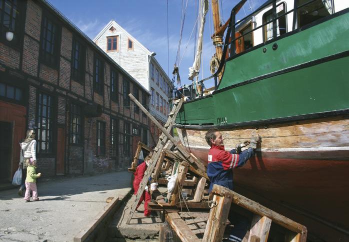 and stroll in Vågen, the old maritime part of town Sightseeing on the harbour, see the old part of town Innlandet, Vågen the old maritime part and hear more about