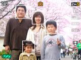 Bruk av ansiktsgjenkjenning (Gjenkjenning) Funksjonen for ansiktsgjenkjenning tilpasser fokus og lysstyrke til ansiktene i bildet. Ansiktsgjenkjenning har to moduser, som beskrevet under.