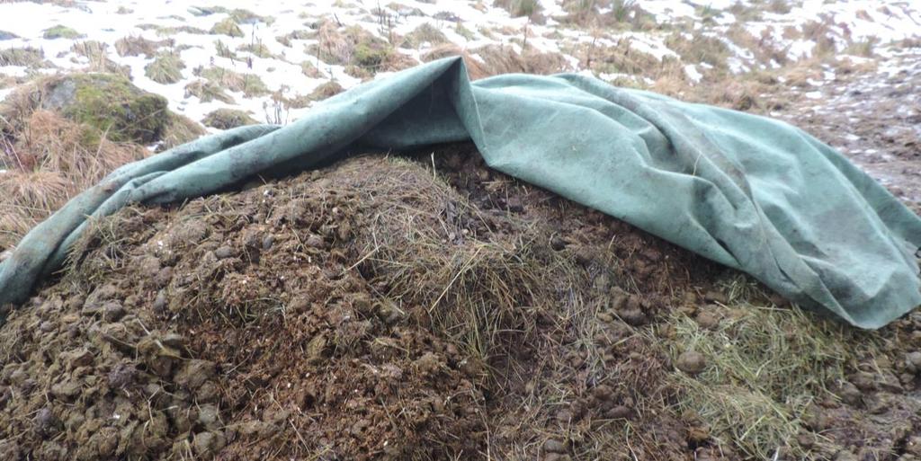 Tredje høst ble komposten stukket om på nytt og lagt i bingen t.v. Kompostene ble dekket med kompostduk.
