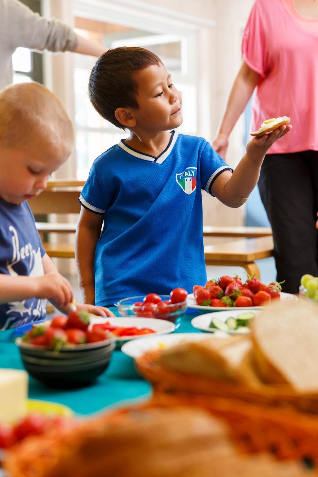 7. Spisemiljøet i barnehagen skal fremme helse, mat og måltidsglede, og personalet bør delta aktivt i måltidet Arbeide for god fysisk tilrettelegging for måltidene Hvordan er bord og stoler er