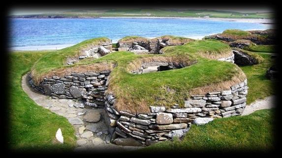 Orknøyene. Disse øyene har vært bosatt i over 8500 år og ble erobret og overtatt av nordmenn i år 875.